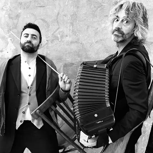 Con la luna sulle spallea